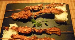Brochettes de poulet mariné aux arachides