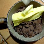gâteau au chocolat au lait et cacahuètes grillées salées 1