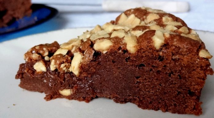 Gâteau chocolat au lait et cacahuètes grillées, salées