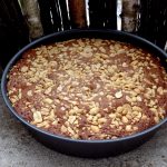 gâteau au chocolat au lait et cacahuètes grillées salées