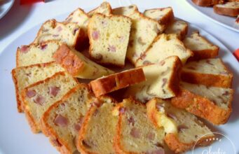 Cake au jambon, gruyère et olives vertes