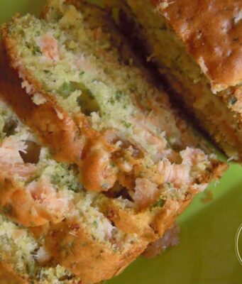 Cake au saumon fumé et aux herbes