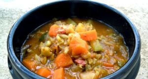 Soupe de légumes aux pois cassés