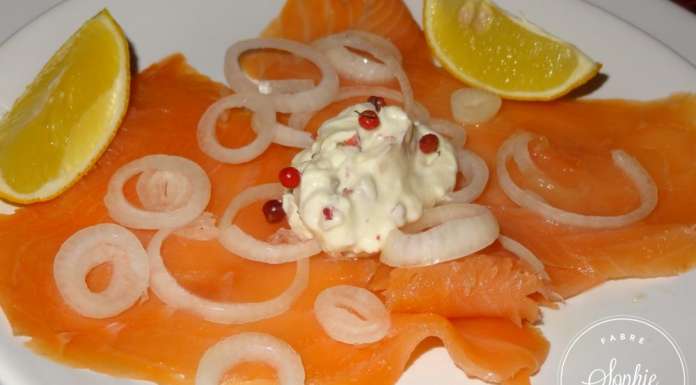 saumon-fume-et-chantilly-au-miel-et-baies-de-roses