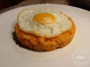 Oeuf frit sur semoule rose