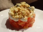 Tomates et fromage frais en crumble d’amandes et olives