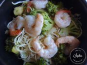 Pâtes fines chinoises sautées aux brocolis et gambas