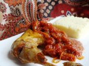 Tajine de pintade aux oignons et tomates confits au miel et épices