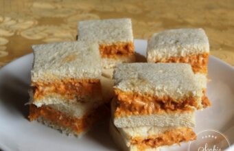 Mini sandwiches au thon et à la tomate
