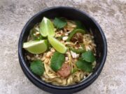 Wok de nouilles sautées aux saucisses à la citronnelle