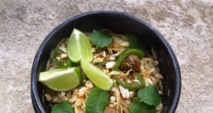 Wok de nouilles sautées aux saucisses à la citronnelle