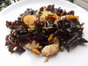 Wok de poulet aux champignons noirs