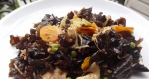Wok de poulet aux champignons noirs