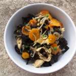 Wok de poulet aux champignons noirs