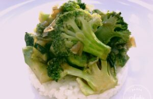Brocolis sauté aux oignons rouges (salé-sucré)
