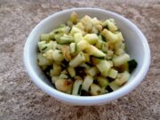 Salade de courgette crue, pomme et cacahuètes