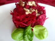 Salade de betterave crue et concombre aux noisettes