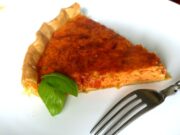 Quiche à la sauce tomate et au basilic