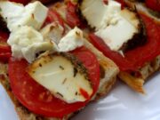 Bruschette au pesto et chèvre frais aux herbes