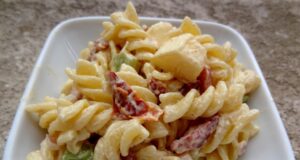 Salade de pâtes aux pommes et cèleri
