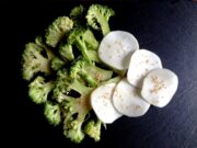 Salade de brocolis et radis noir marinés