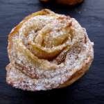 Roses de pommes feuilletées