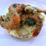 Crevettes à l&rsquo;ail purée aux oignons frais