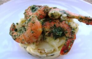 Crevettes à l’ail, purée aux oignons frais