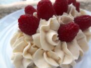 Meringues aux amandes, chantilly, framboises