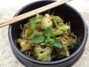 Nouilles de riz sautées aux brocolis et chou chinois