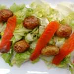 Salade aux grenailles et truite fumée
