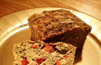 Cakes à la pâte d’olives noires, courgettes, tomates