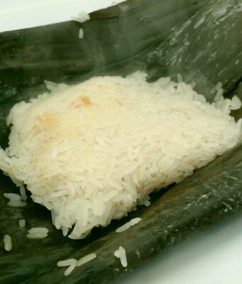 Riz gluant vapeur aux feuilles de bananier