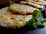 Kremidotiganites – Crêpes oignons menthe