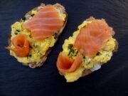 Laks og eggerøre (Norvège) – Saumon aux œufs brouillés