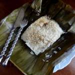 Riz gluant fourré au saumon en feuilles de bananier