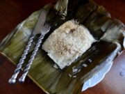 Riz gluant farci au saumon en feuilles de bananier