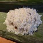 Riz gluant fourré au saumon en feuilles de bananier 6