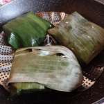 Riz gluant fourré au saumon en feuilles de bananier 8