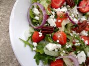 Salade de fraises, roquette et feta