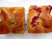 Gâteau à la rhubarbe et aux fraises façon tatin