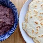 Tortillas de harina y frijoles refrito