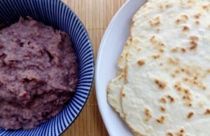 Tortillas et purée de haricots rouges (Honduras)