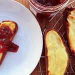 tartines-chaudes-au-fromage-frais-et-confiture-0