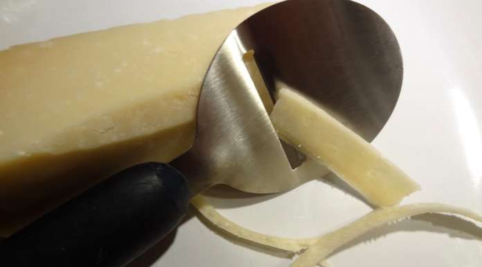 raper du parmesan pour le Gratin d'asperges aux oeufs 