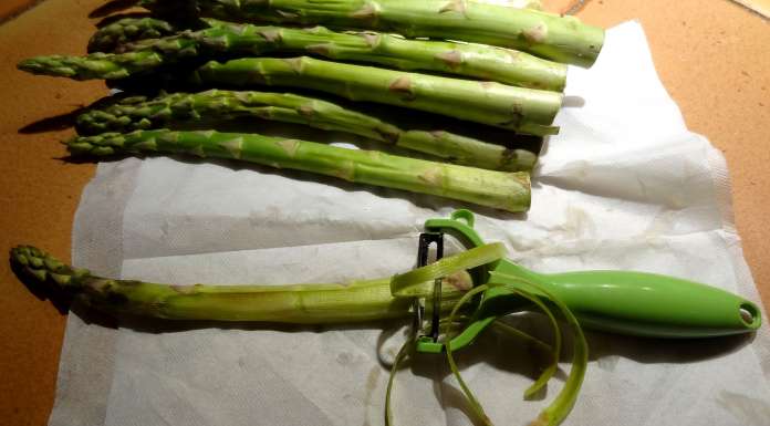 Peler les asperges vertes