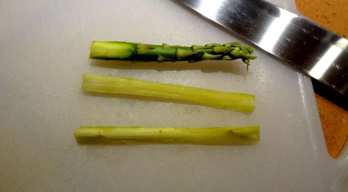 Tailler les asperges pour le Gratin d'asperges aux oeufs 