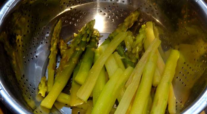 Egoutter les asperges