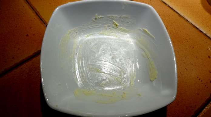 Beurrer un moule pour le Gratin d'asperges aux oeufs 