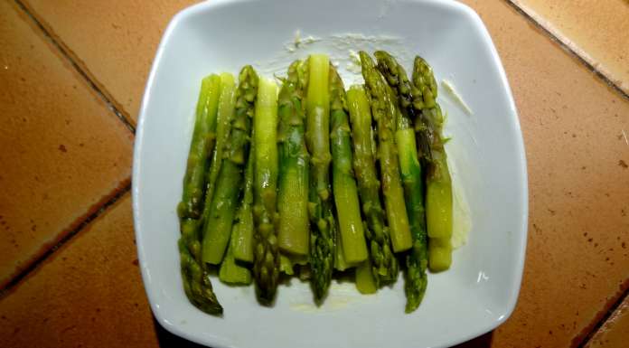 répartir les asperges dans le moule